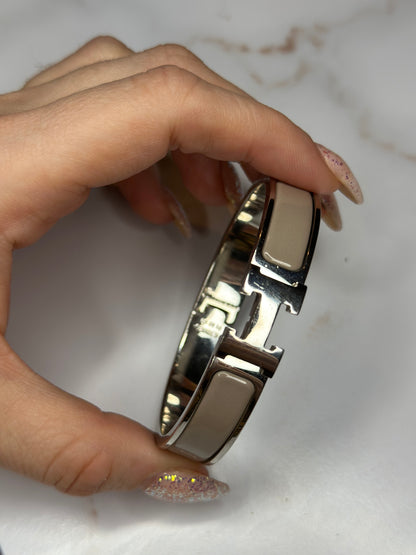 Pre-owned Hermès Clic H bracelet in taupe enamel with a silver-colored, palladium-plated metal finish