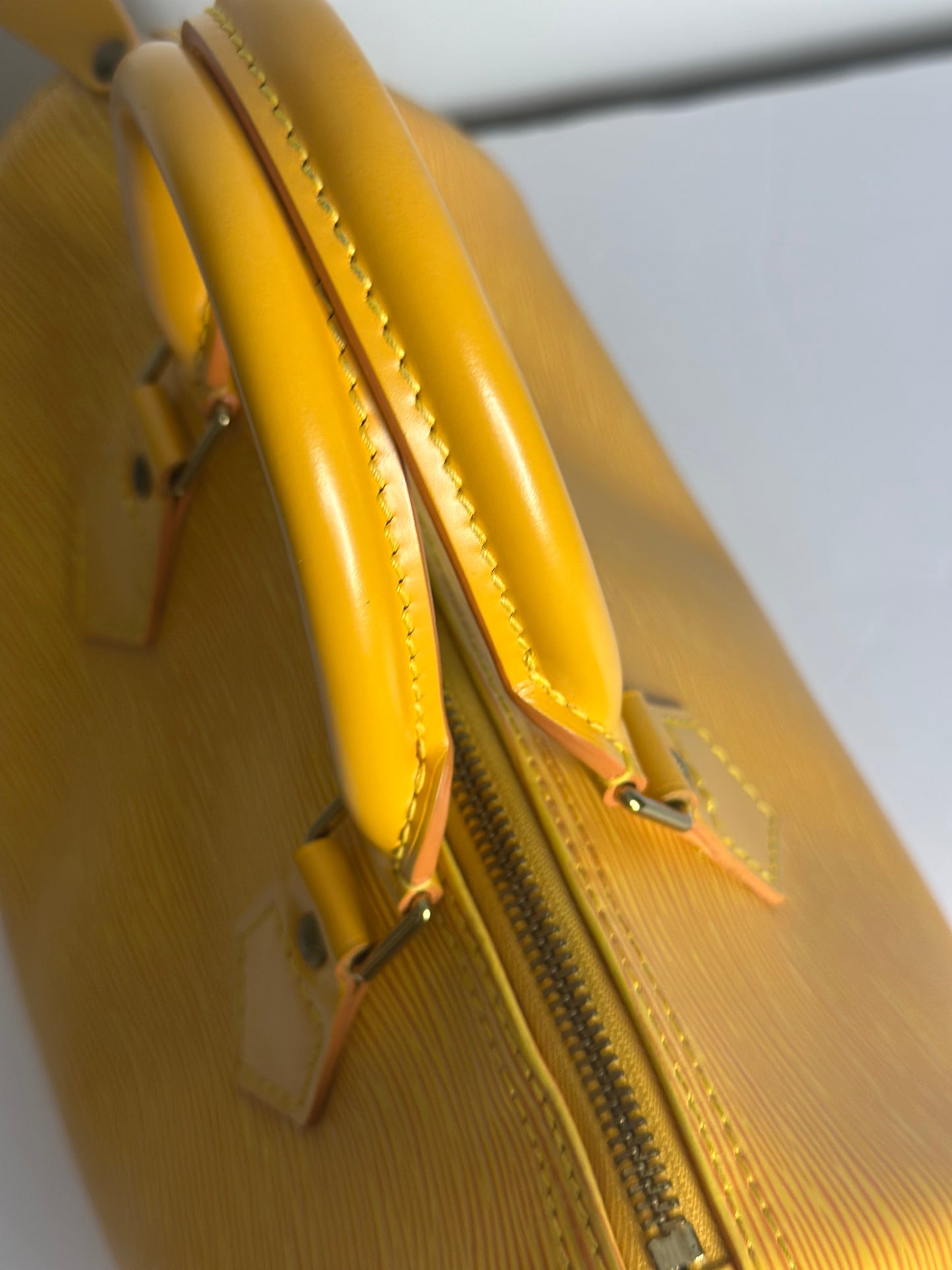 Pre-owned Louis Vuitton yellow Epi leather speedy 25 Boston bag