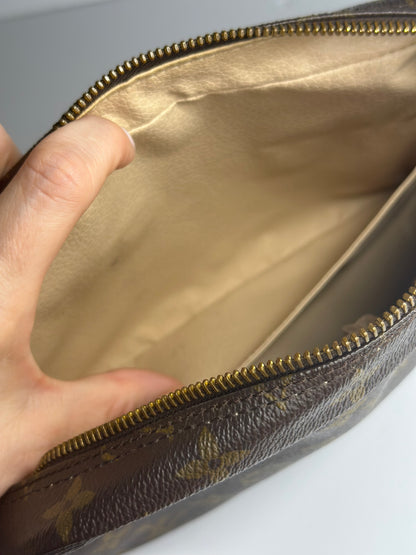 Pre-owned Louis Vuitton monogram canvas trousse 23