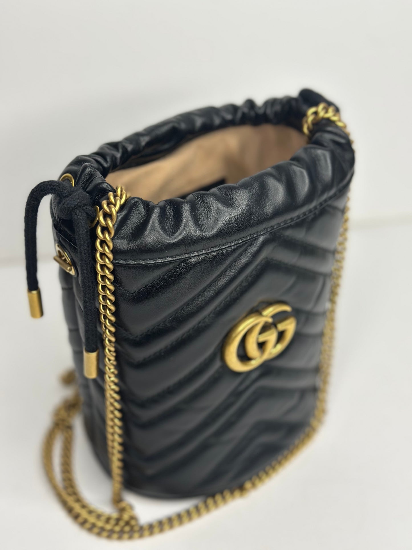Pre-owned Gucci GG Marmont black matalasse leather mini bucket bag