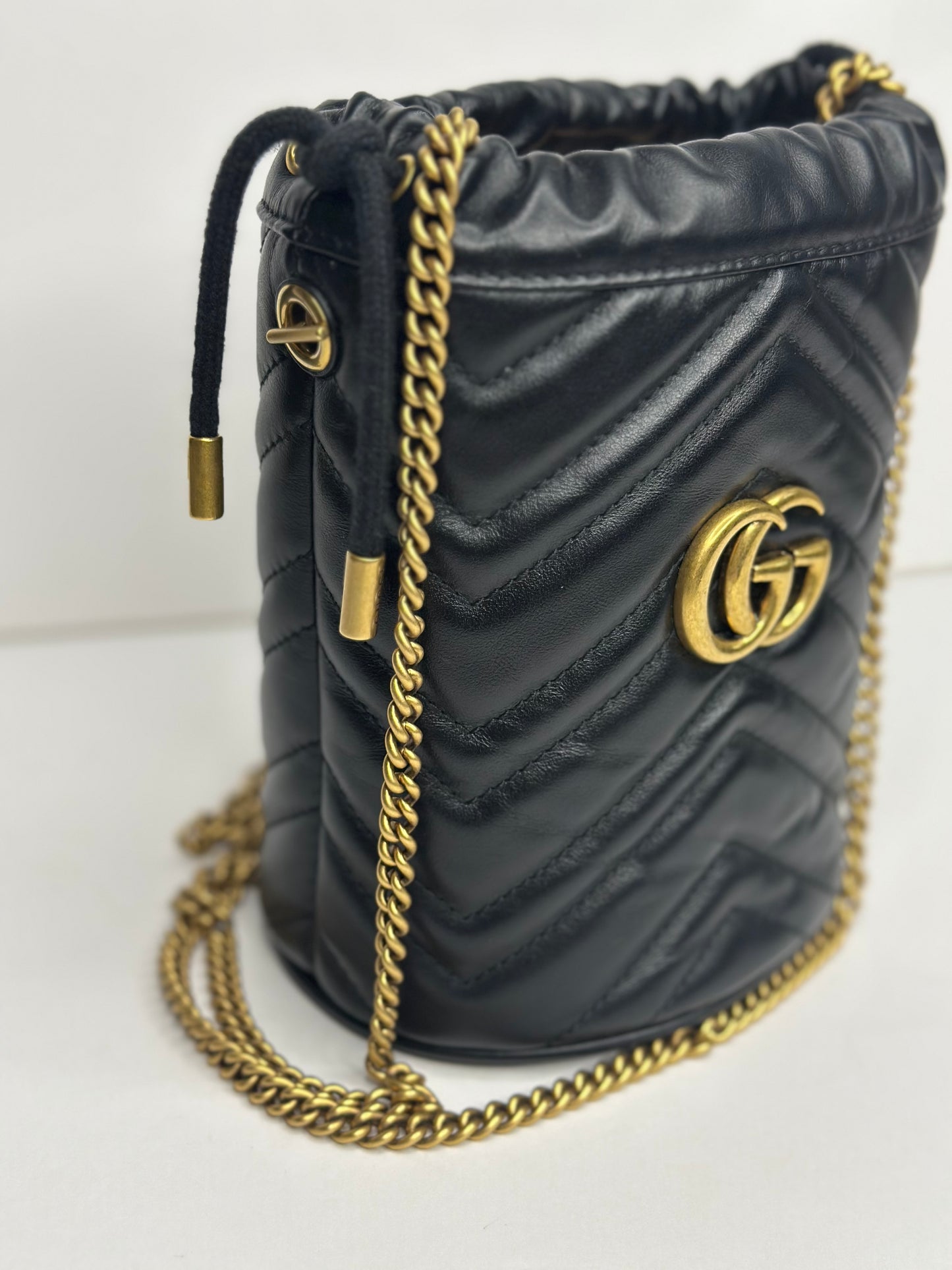Pre-owned Gucci GG Marmont black matalasse leather mini bucket bag