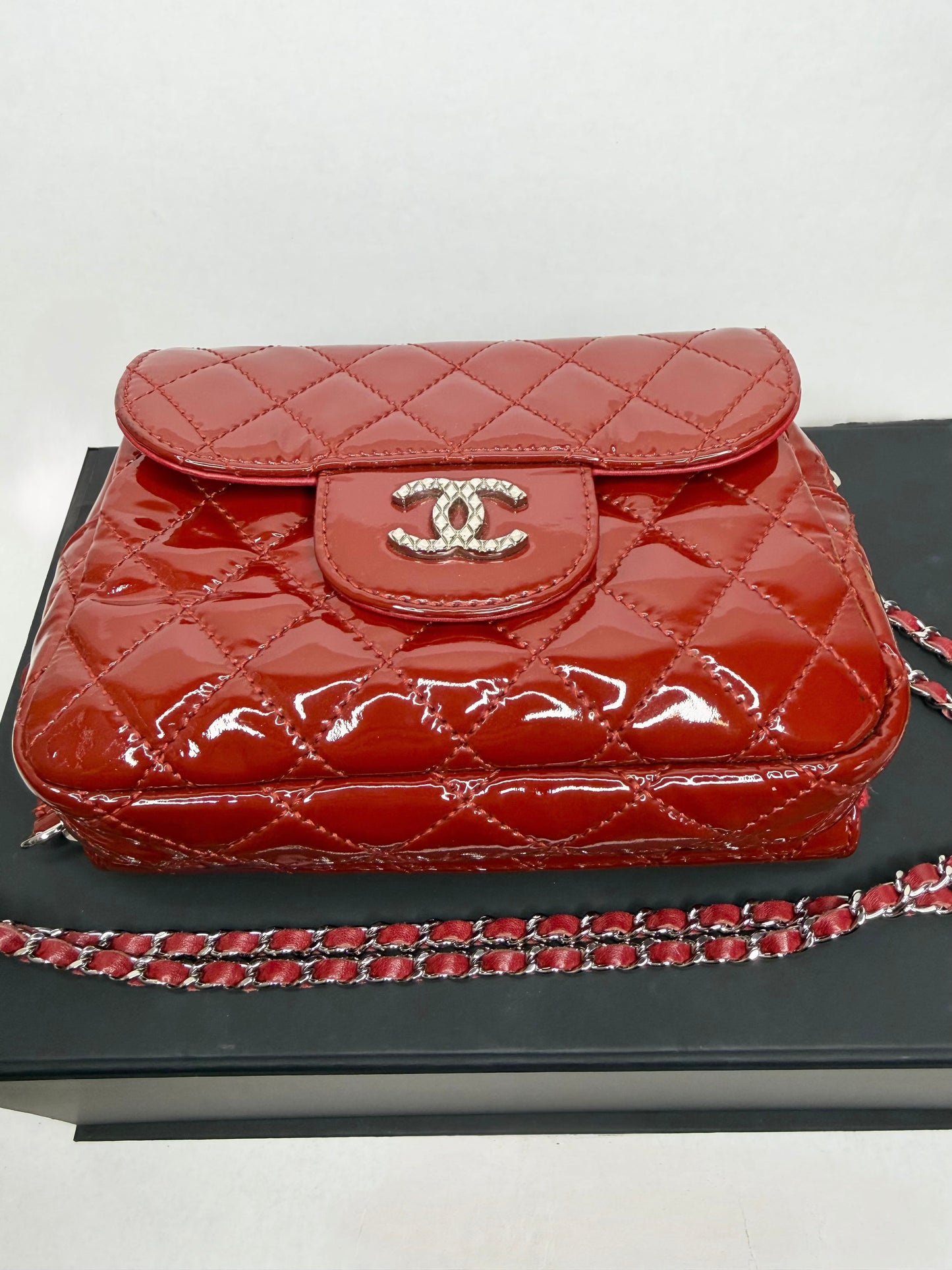 Pre-owned Chanel Dark Red Quilted Patent leather crossbody