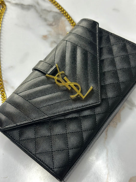 Pre-owned Saint Laurent ENVELOPE SMALL IN QUILTED GRAIN DE POUDRE EMBOSSED LEATHER
BLACK crossbody