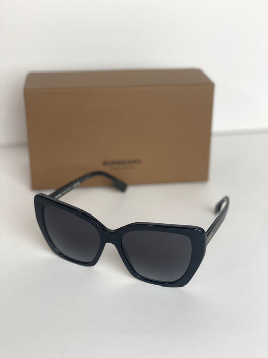 #42 Pre-owned Burberry black Tasmin sunglasses