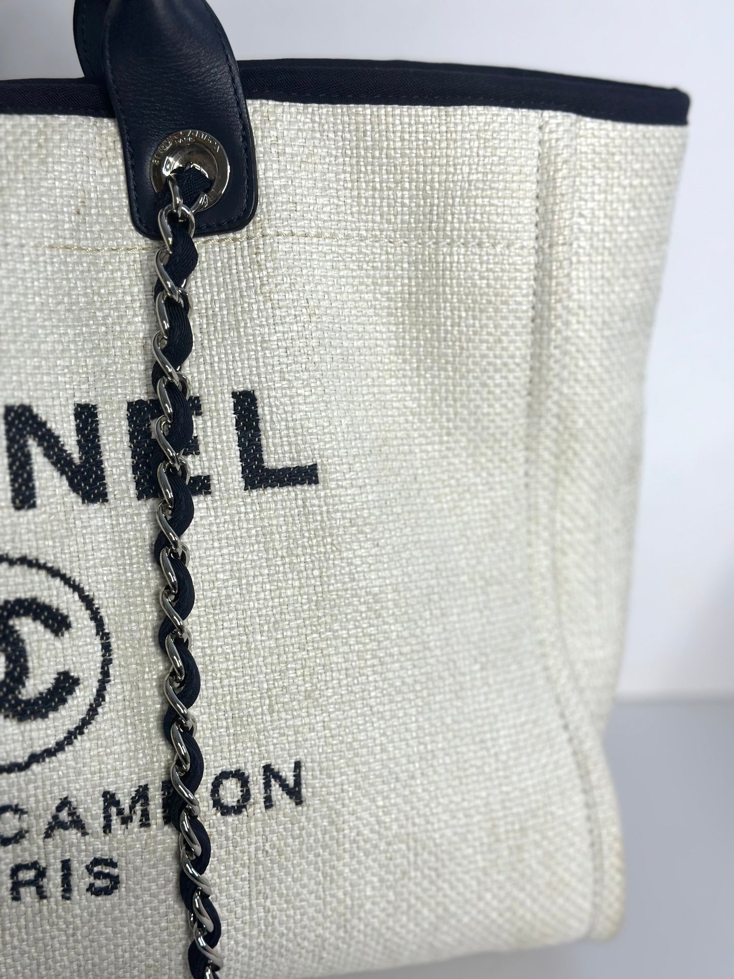 Pre-owned Chanel White and Navy Blue Canvas Deauville Medium Tote