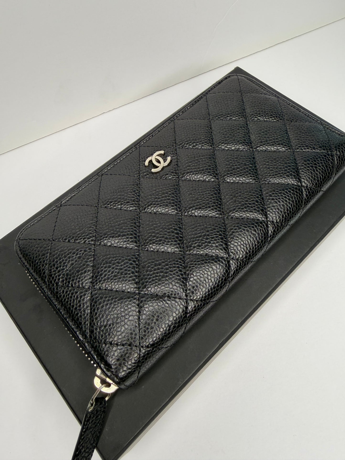 Pre-owned Chanel CC black, quilted￼ caviar leather zippy wallet