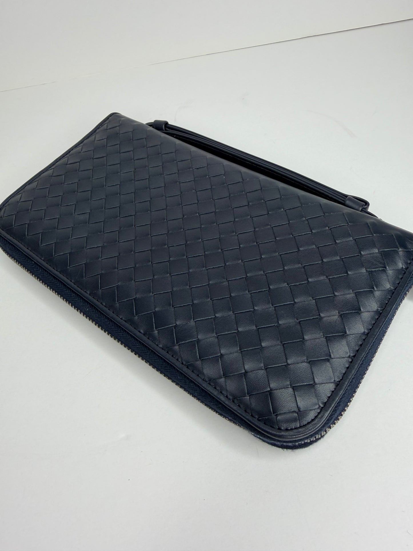 Pre-owned Bottega Veneta Intrecciato clutch in navy blue leather