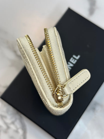 Pre-owned Chanel white caviar, leather compact zippy