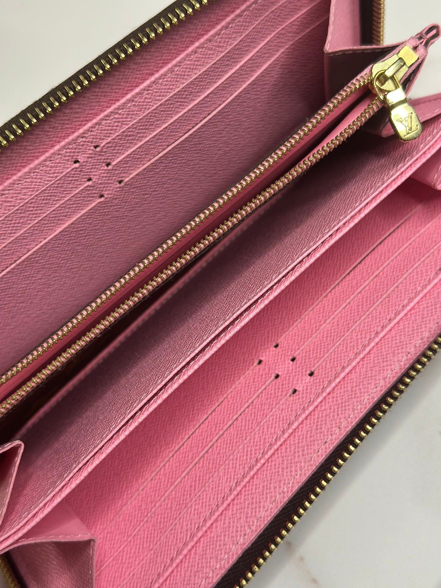 Pre-owned Louis Vuitton Monogram 2023 Christmas Animation Alpine Zippy Wallet Pink